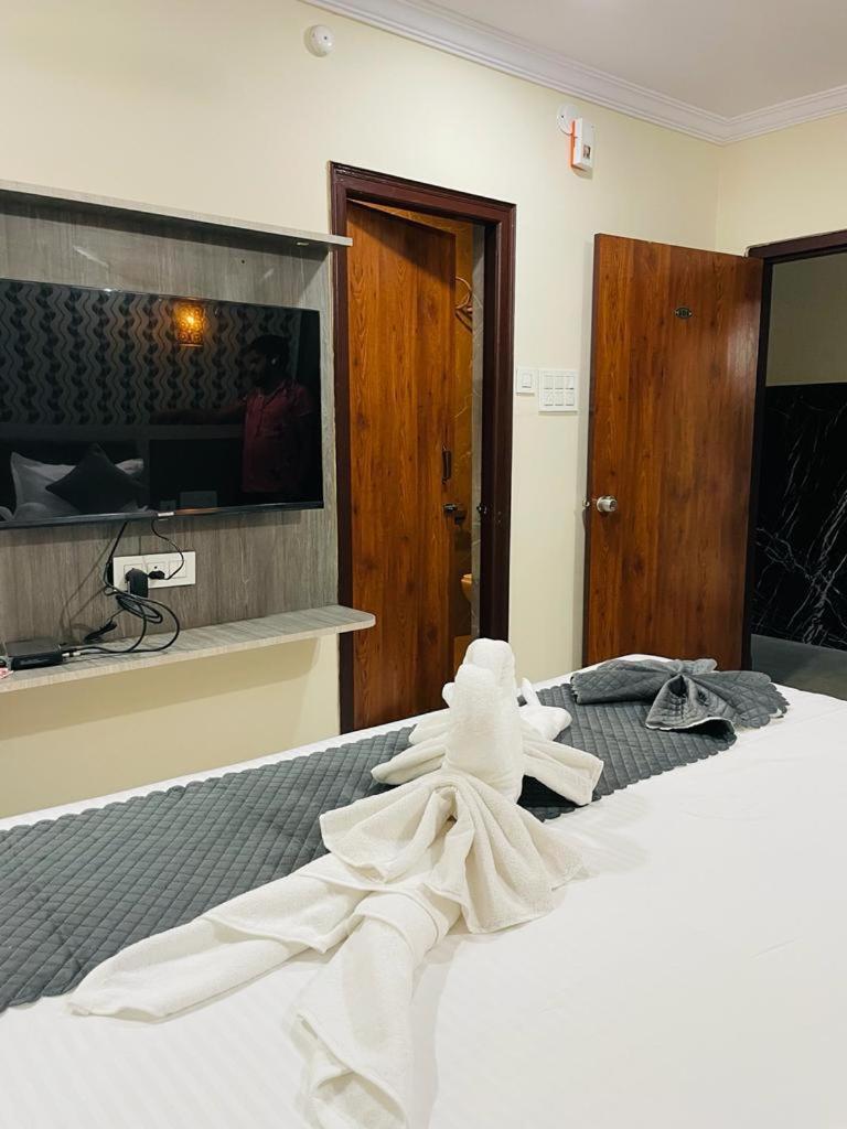 Hotel Blue Petals Shamshabad Zewnętrze zdjęcie